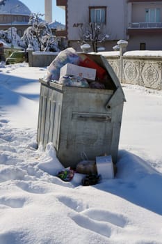 municipal cleaning works disrupted due to snowfall, wastes accumulating in garbage cans,