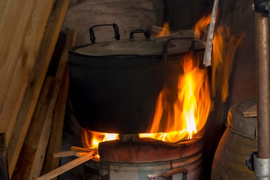 Rice pot on the fireplace