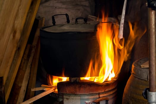 Rice pot on the fireplace