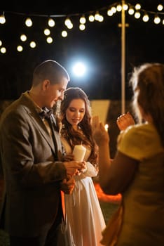 transfer of wedding fire with the help of candles from mothers to the newlyweds