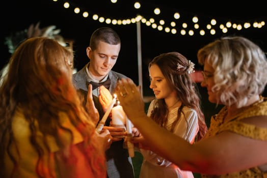 transfer of wedding fire with the help of candles from mothers to the newlyweds