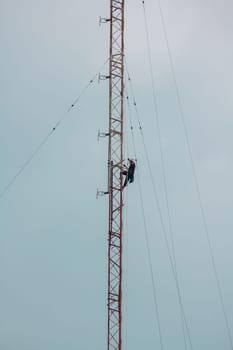 Men are climbing on the antenna. To install the device