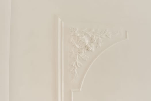 a white wall with an ornate design on the top and bottom part of it's frame is painted off