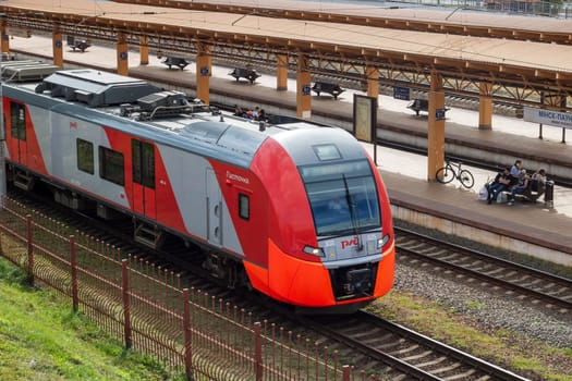 Minsk, Belarus - 9 september, 2023: Train on the tracks at the station