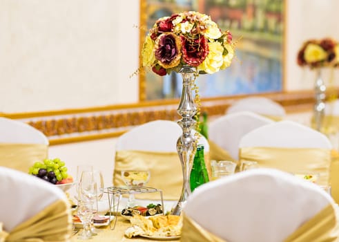Floral decoration on festive table. floral arrangement in the design of a festive table