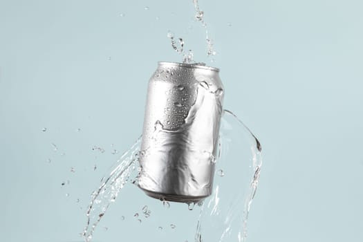 Aluminium beer or soda drinking can with water splash