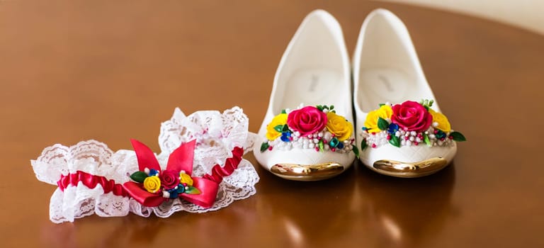 Elegant white flat shoes for women in stones