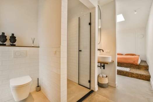 a bathroom with a toilet, sink and bathtub in the same room on the left side of the photo