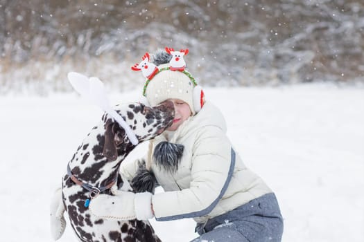 Girl wearing new year headband on labrador near blurred mother and dad at home, banner