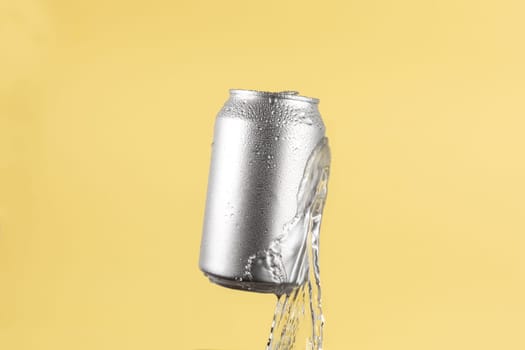 Aluminium beer or soda drinking can with water splash