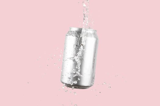 Aluminium beer or soda drinking can with water splash