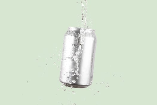 Aluminium beer or soda drinking can with water splash