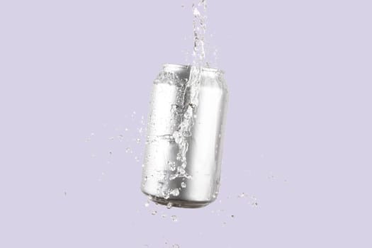 Aluminium beer or soda drinking can with water splash