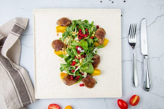 meat medallions with arugula, peach slices and red berries