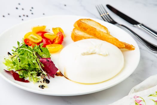 mozzarella with spinach, cherry tomatoes, wild berries and bread