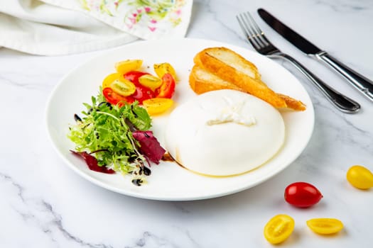 mozzarella with spinach, cherry tomatoes, wild berries and bread