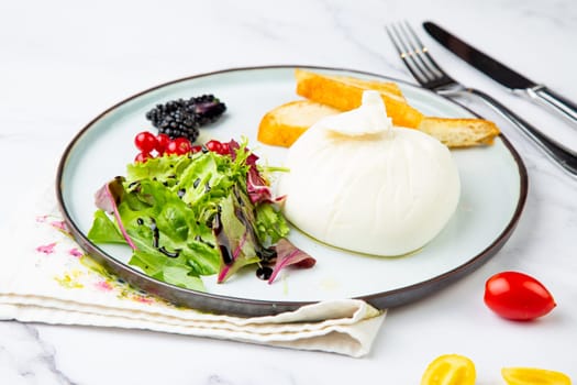 mozzarella with spinach, cherry tomatoes, wild berries and bread