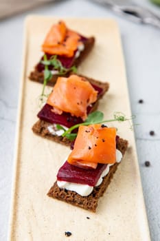 bruschetta with pear, gorgonzola and blueberries