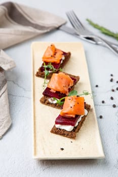 bruschetta with pear, gorgonzola and blueberries