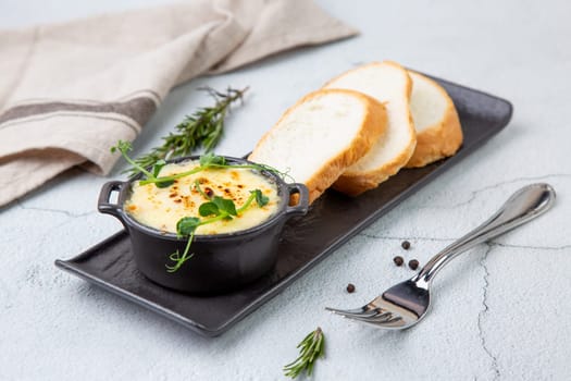 Julienne in a mug with pieces of bread