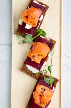 bruschetta with pear, gorgonzola and blueberries