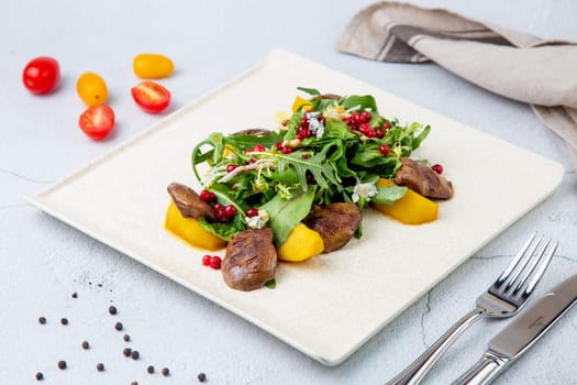 meat medallions with arugula, peach slices and red berries