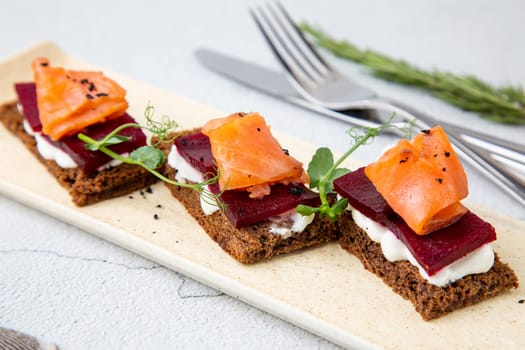 bruschetta with pear, gorgonzola and blueberries