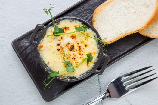 Julienne in a mug with pieces of bread