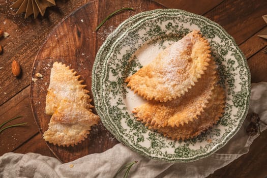 A crescent-shaped pastry whose filling is made of eggs and almonds wrapped in crispy dough, cut in an artisanal way and sprinkled with sugar.