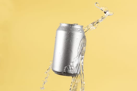 Aluminium beer or soda drinking can with water splash