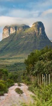 The text describes a dirt road leading to a rocky mountain, highlighting the distinctive terrain of Chapada Diamantina in Africa.