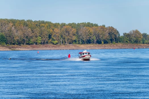 Small speeding boat coming down the Mississippi river near Cairo in Illinois