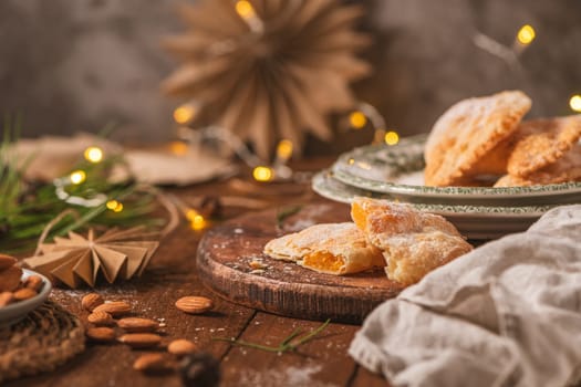 A crescent-shaped pastry whose filling is made of eggs and almonds wrapped in crispy dough, cut in an artisanal way and sprinkled with sugar.