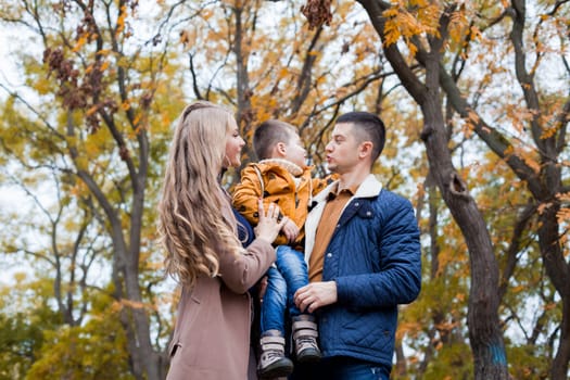 Happy family walks through the Park Winter forest 1