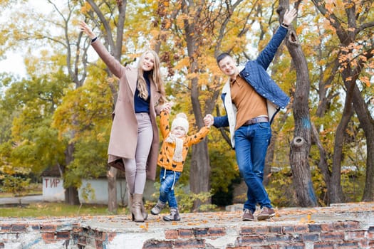 Happy family walks through the Park Winter forest 1