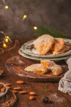 A crescent-shaped pastry whose filling is made of eggs and almonds wrapped in crispy dough, cut in an artisanal way and sprinkled with sugar.