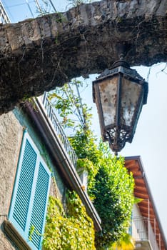 Vicolo nel borgo medievale di varenna in italia, street in varenna in medieval village of varenna in italy