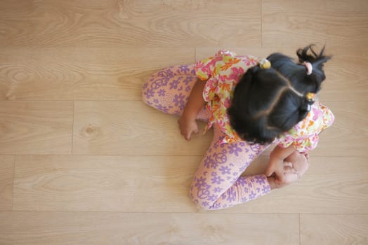 child sitting W posture on the floor