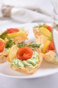 Avocado whipped with soft cheese cream into the most delicate mousse, a slice of salmon and lemon. Served in crispy baskets with phyllo dough baked in the oven. The perfect appetizer for a holiday menu