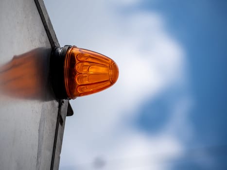 Additional turn signal mounted on the container on the transport vehicle