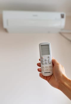 Remote control for controlling the air conditioner using the remote control