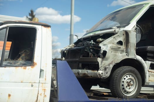 Wrecked car on bannerman. Transportation of car. Car after accident. Original cargo.