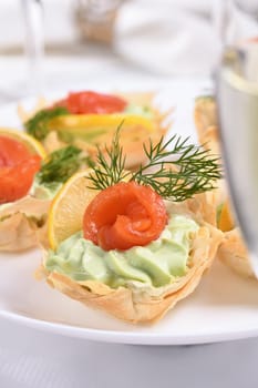 Avocado whipped with soft cheese cream into the most delicate mousse, a slice of salmon and lemon. Served in crispy baskets with phyllo dough baked in the oven. The perfect appetizer for a holiday menu