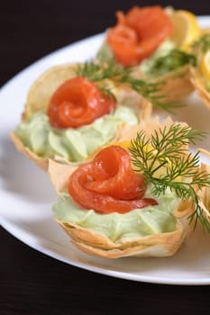 Avocado whipped with soft cheese cream into the most delicate mousse, a slice of salmon and lemon. Served in crispy baskets with phyllo dough baked in the oven. The perfect appetizer for a holiday menu
