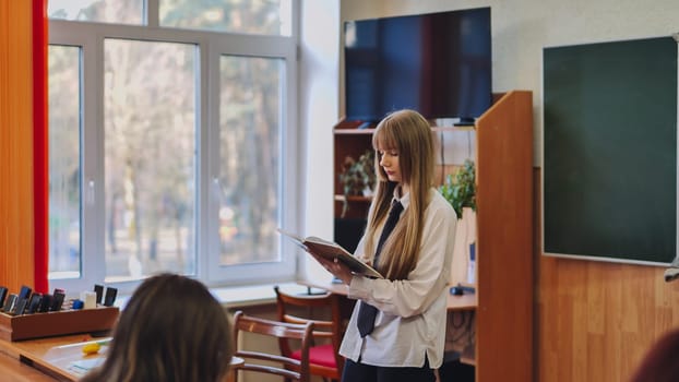 A teacher in a classroom teaching young students.