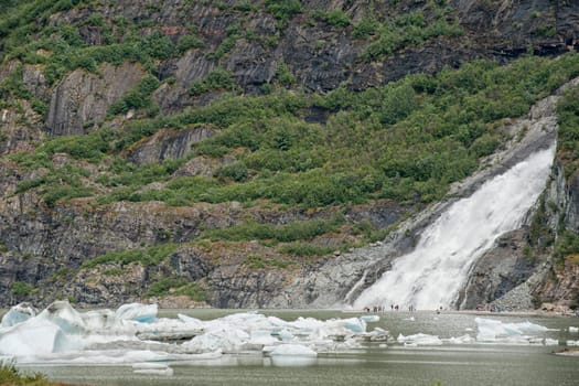 Juneau Alaska: Mendenhall glacier waterfall