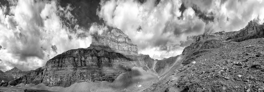  Yoho Banff Jasper Park view in black and white