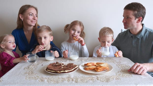 A large and friendly family has lunch at home