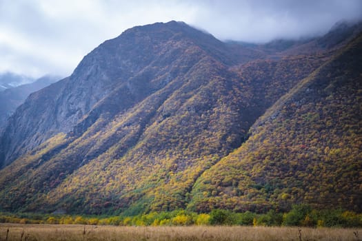 The picturesque autumn colors of the mountains reflect the grandeur and beauty of nature