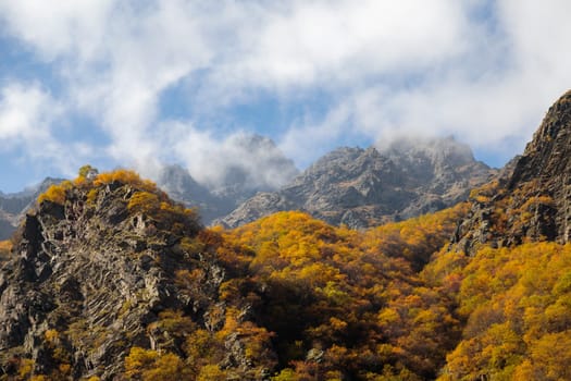 The picturesque autumn colors of the mountains reflect the grandeur and beauty of nature